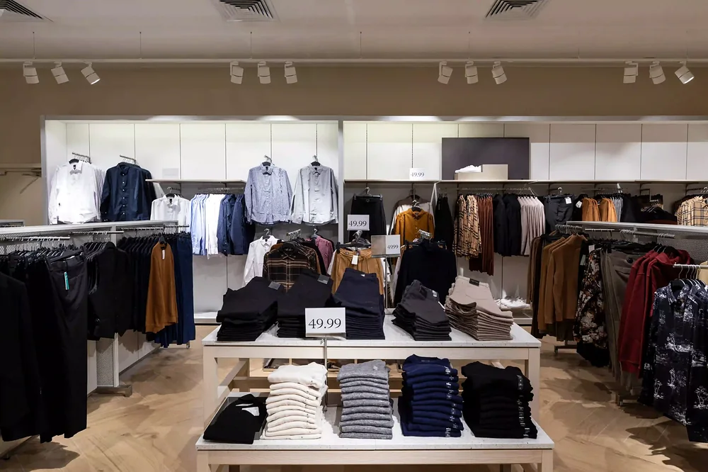Retail lighting for garments and merchandise Retail lighting for garments and merchandise
