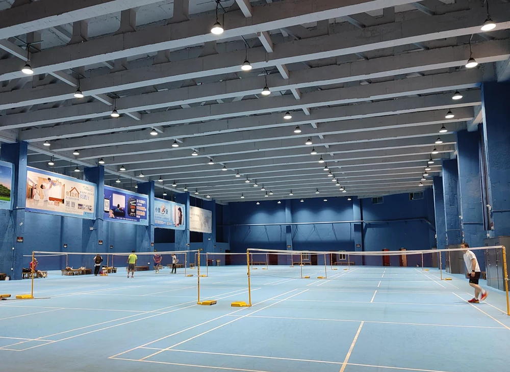 Sitong badminton hall: court layout and overhead lighting