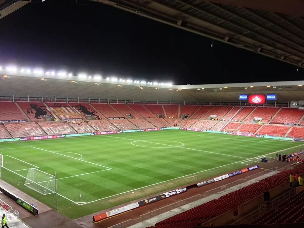 LED stadium lighting with overlapping optical distributions LED stadium lighting with overlapping optical distributions
