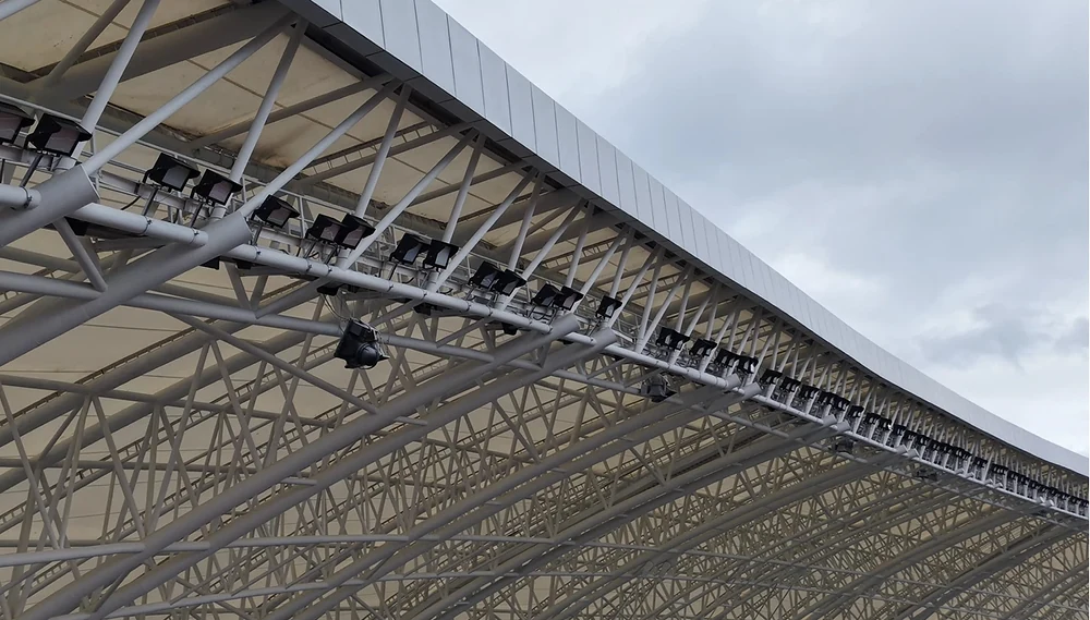 Jinlin stadium: roof-mounted LED floodlight installation