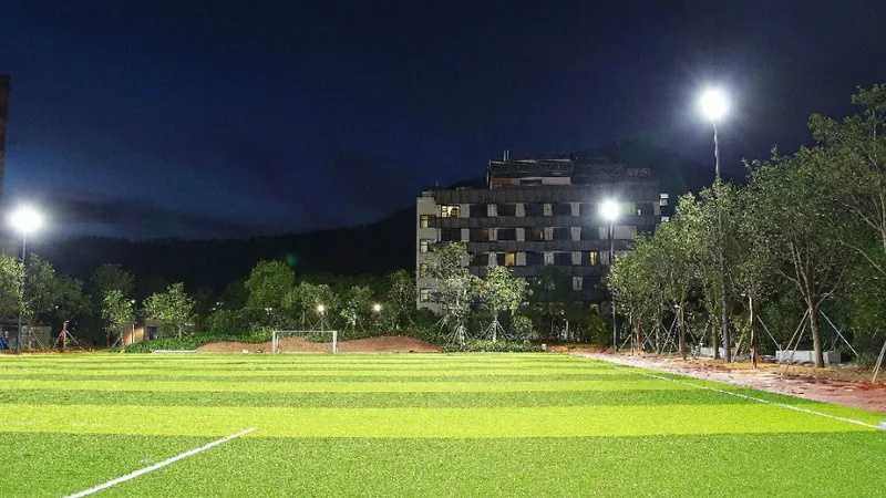 超频三点亮招商蛇口学院足球场照明工程